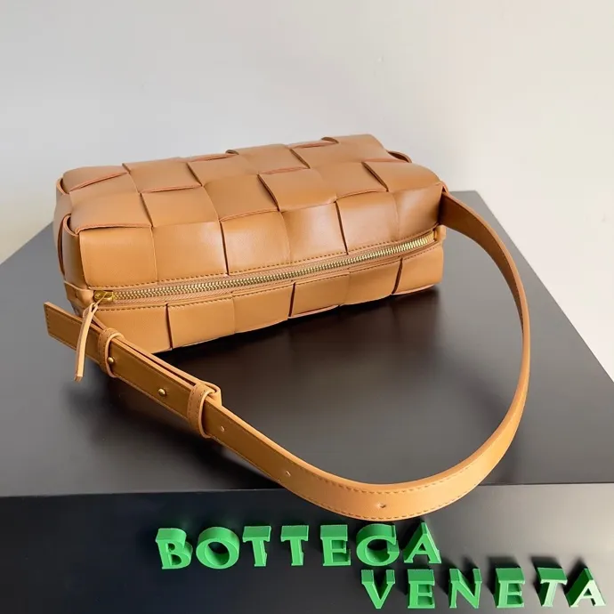 Batch 1460 #B's new model is coming! BRICK CASSETTE armpit bag, the traditional woven logo is instantly recognizable✅ Large grid weaving has always been fashionable, armpit bags are even more fashionable and foreign-style. Elegant big brick🧱 Sheepskin material is light and comfortable, has a huge sense of capacity and space, has a dark layer inside, practical inside, fashionable appearance design, durability and temperament coexist. Elegant big brick, come and plant the same underarm bag from star Zhou Yutong! Size: 28x14x10 Model: 9306